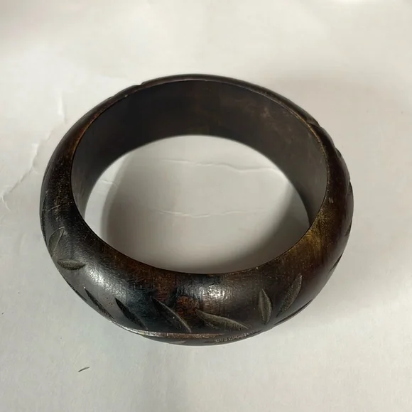 Carved Resin Bangle Bracelet Dark Chocolate Brown Chunky Costume Jewelry - Picture 1 of 5